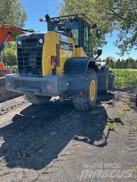 Komatsu WA200-8 Gumikerekes homlokrakodók