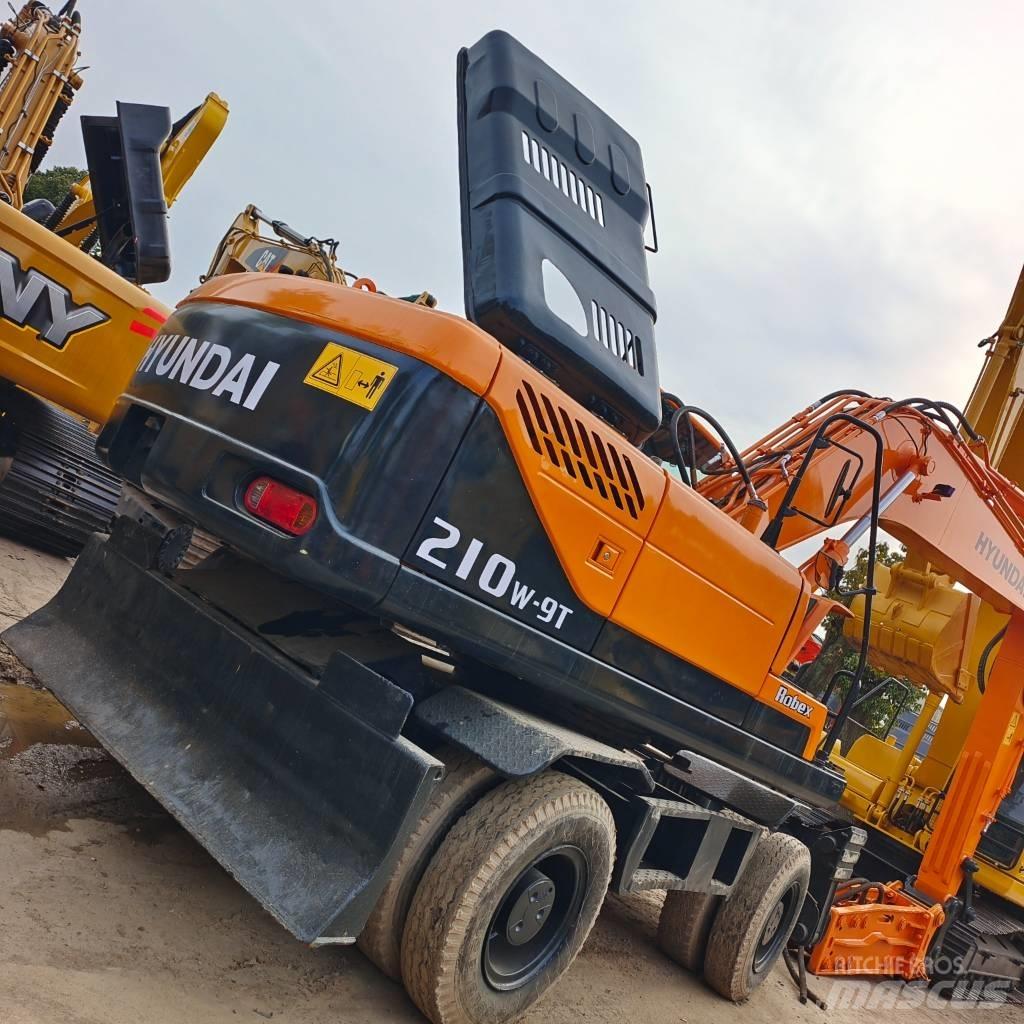 Hyundai 210W-9 Gumikerekes kotrók