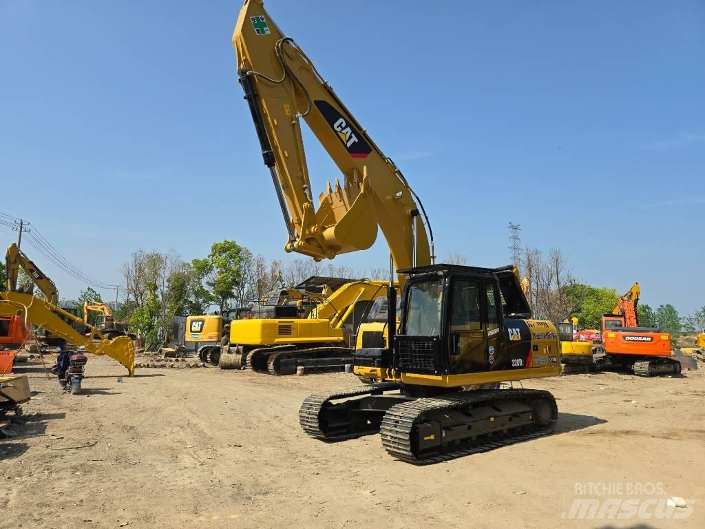 CAT 320D2 Lánctalpas kotrók