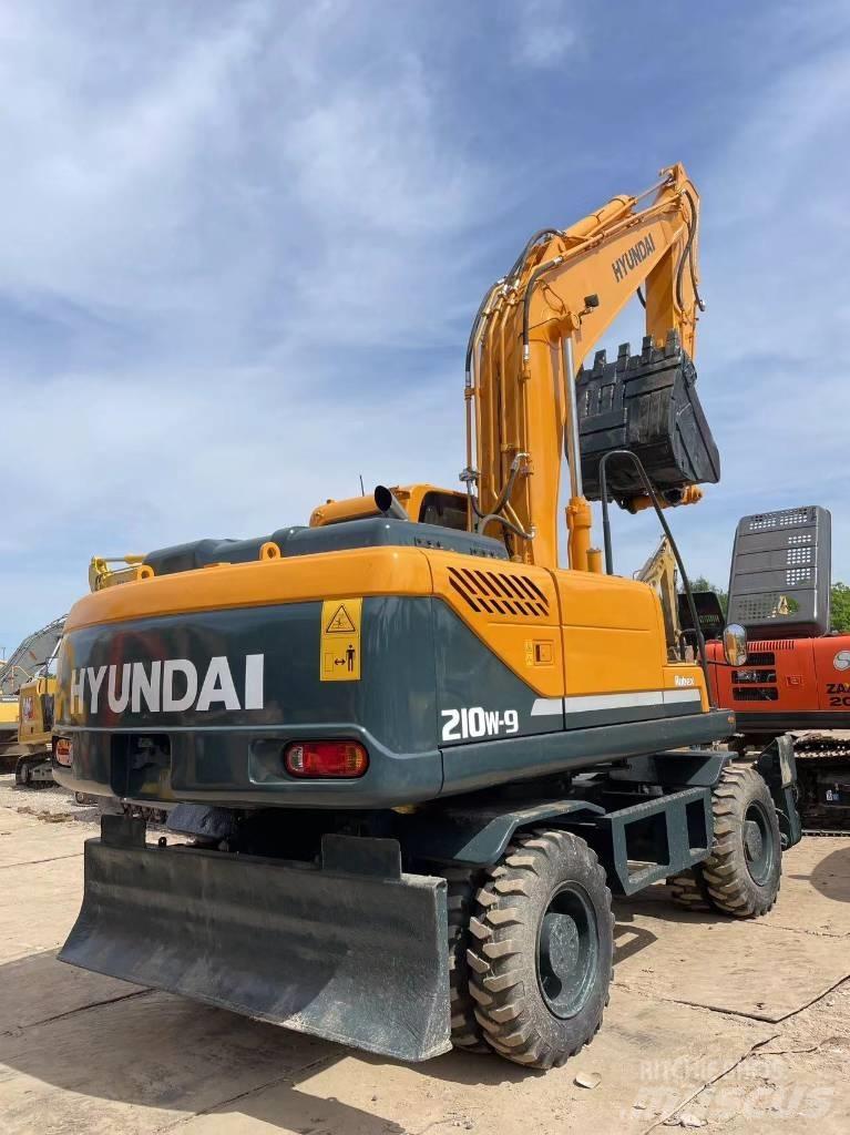 Hyundai R210W-9 Gumikerekes kotrók