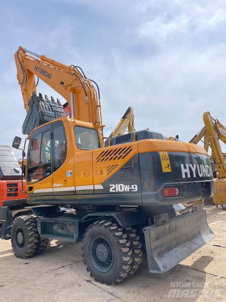 Hyundai R210W-9 Gumikerekes kotrók
