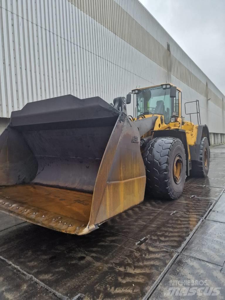 Volvo L 220 F Gumikerekes homlokrakodók