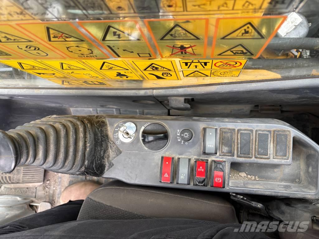 Komatsu PW148-11 Gumikerekes kotrók