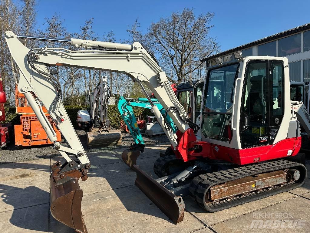 Takeuchi TB250 Mini kotrók < 7t