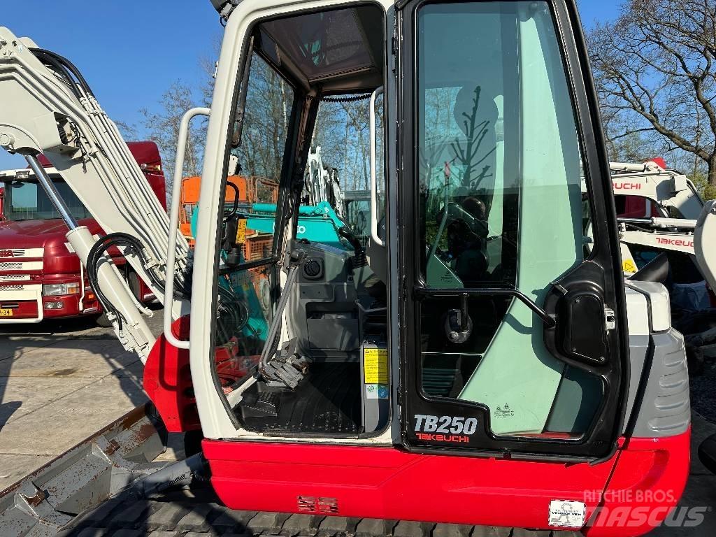 Takeuchi TB250 Mini kotrók < 7t