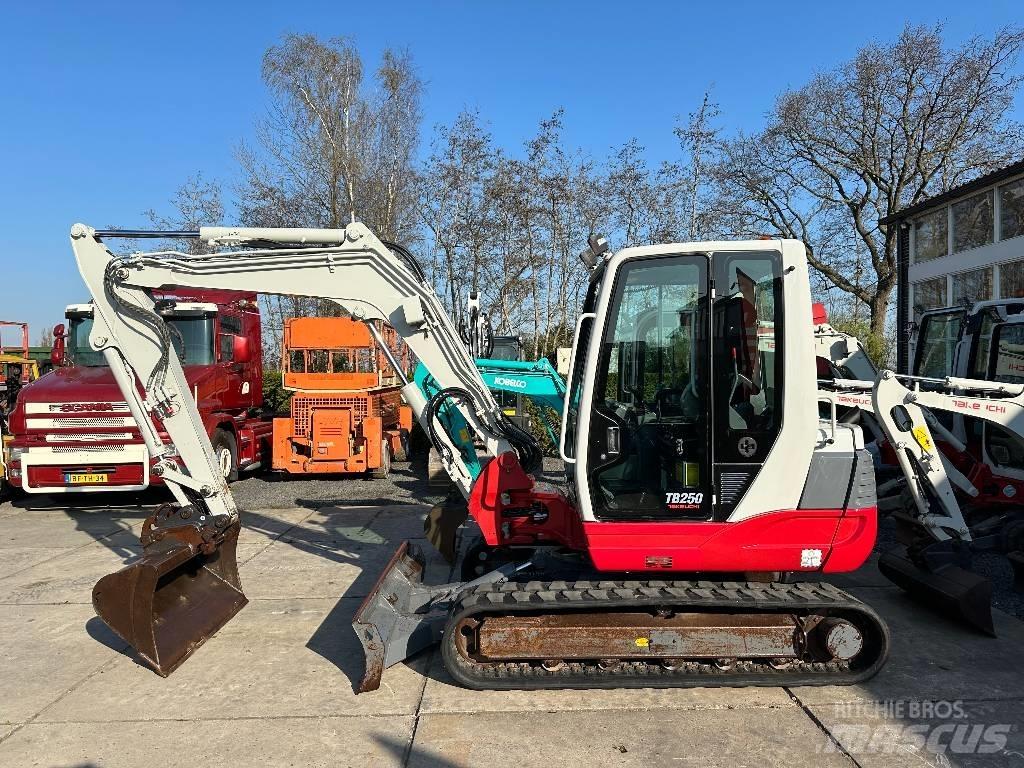 Takeuchi TB250 Mini kotrók < 7t