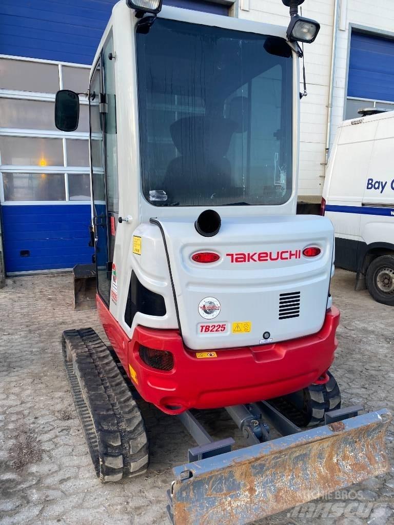 Takeuchi TB 225 Mini kotrók < 7t