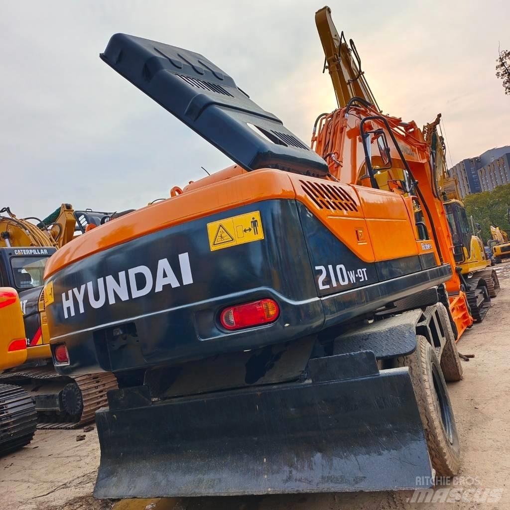 Hyundai 210W-9 Gumikerekes kotrók