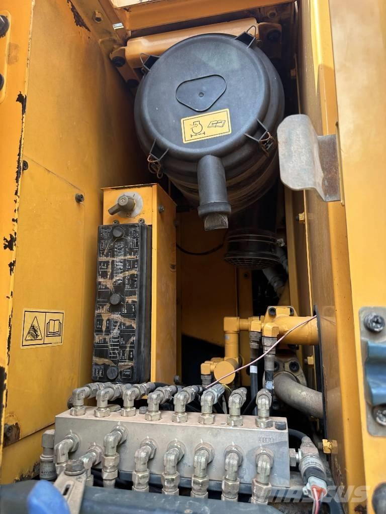Hyundai R210W-9 Gumikerekes kotrók