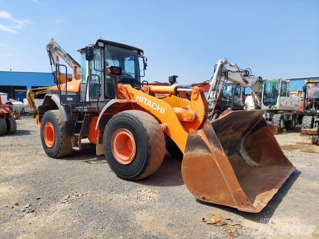 Hitachi ZW250 Gumikerekes homlokrakodók