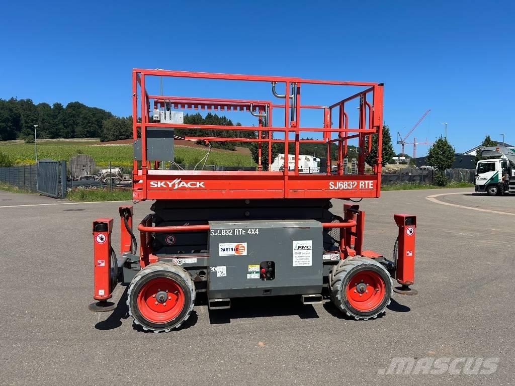 SkyJack SJ 6832 RTE Ollós emelők