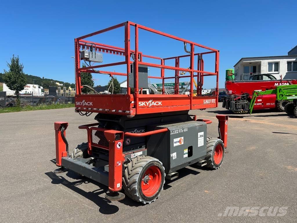 SkyJack SJ 6832 RTE Ollós emelők