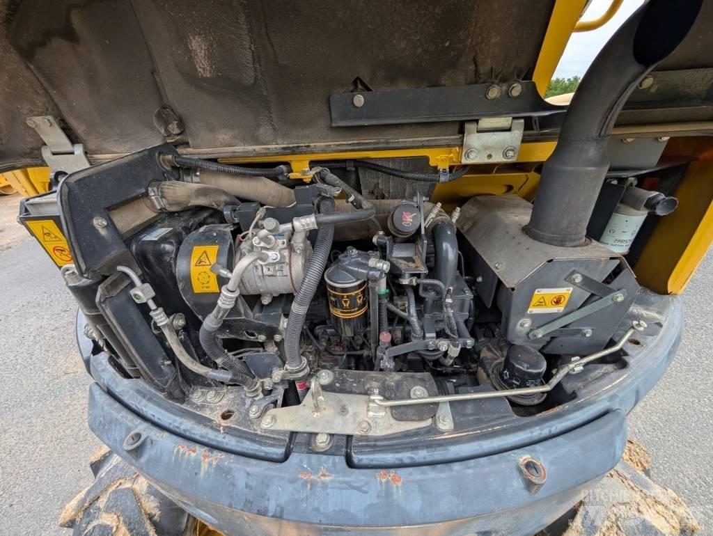Komatsu PW 98 MR-8 Gumikerekes kotrók