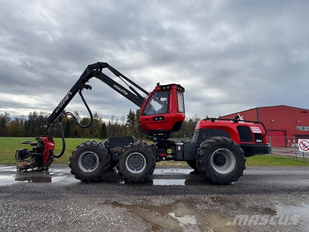 Komatsu 951 Betakarítók