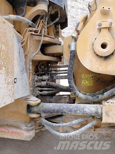 CAT 988K Gumikerekes homlokrakodók