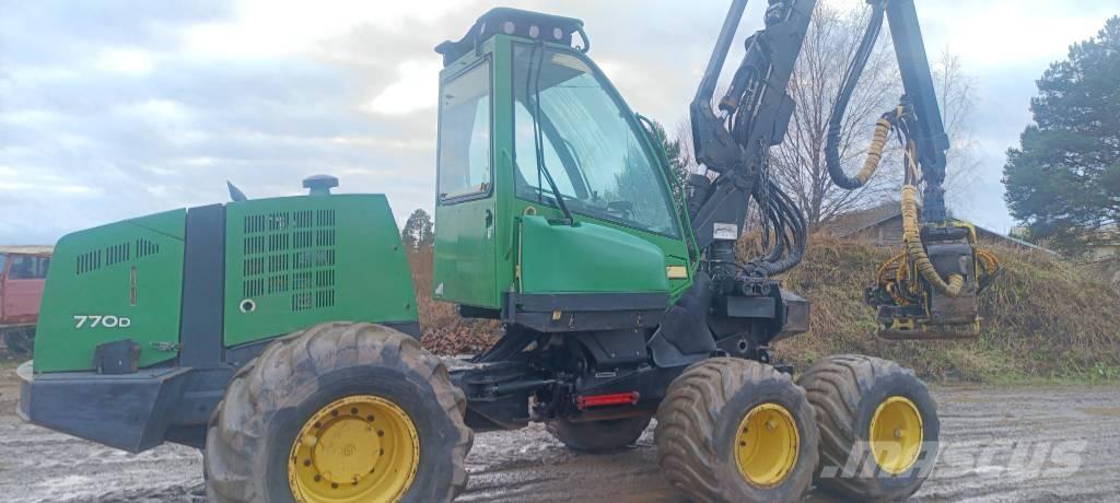 John Deere 770 D Betakarítók