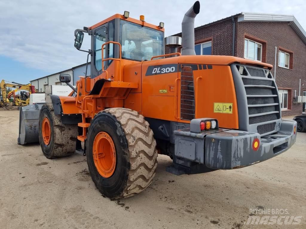 Doosan DL 300 Gumikerekes homlokrakodók