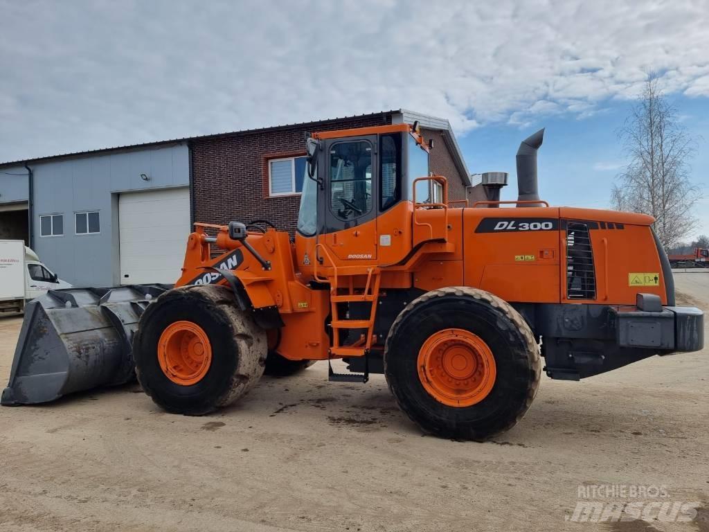 Doosan DL 300 Gumikerekes homlokrakodók