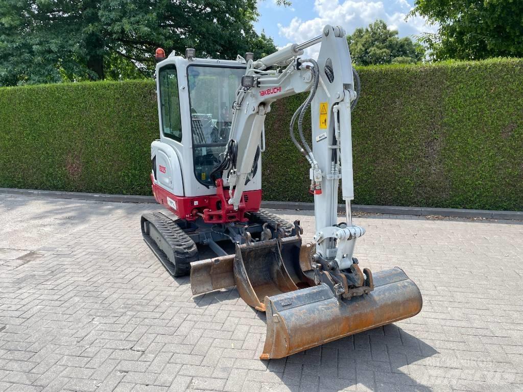 Takeuchi TB 225 Mini kotrók < 7t