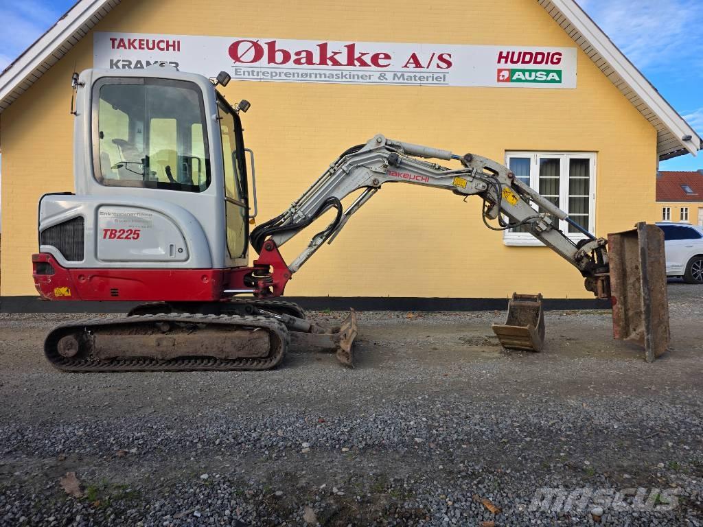 Takeuchi TB 225 Mini kotrók < 7t