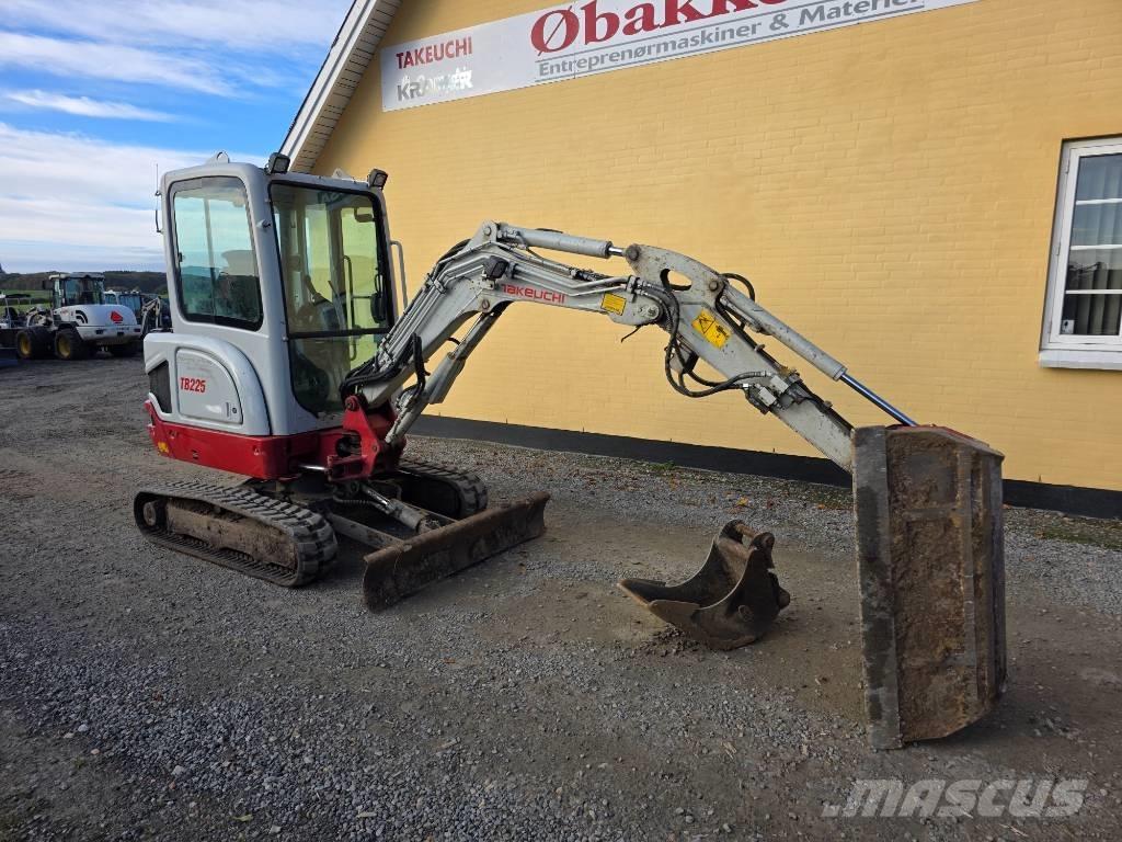 Takeuchi TB 225 Mini kotrók < 7t