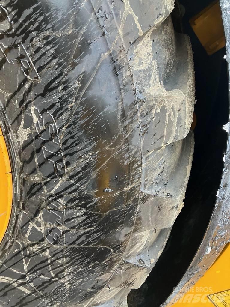 JCB 409 Gumikerekes homlokrakodók