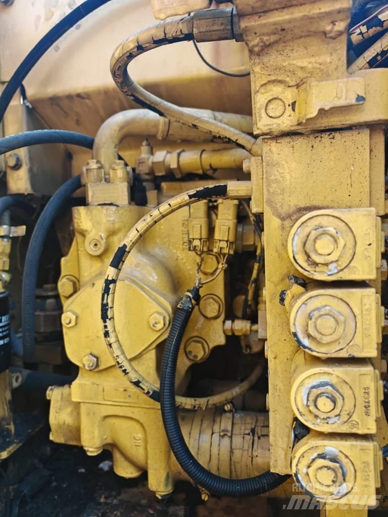 Komatsu PW 130ES-6K Gumikerekes kotrók