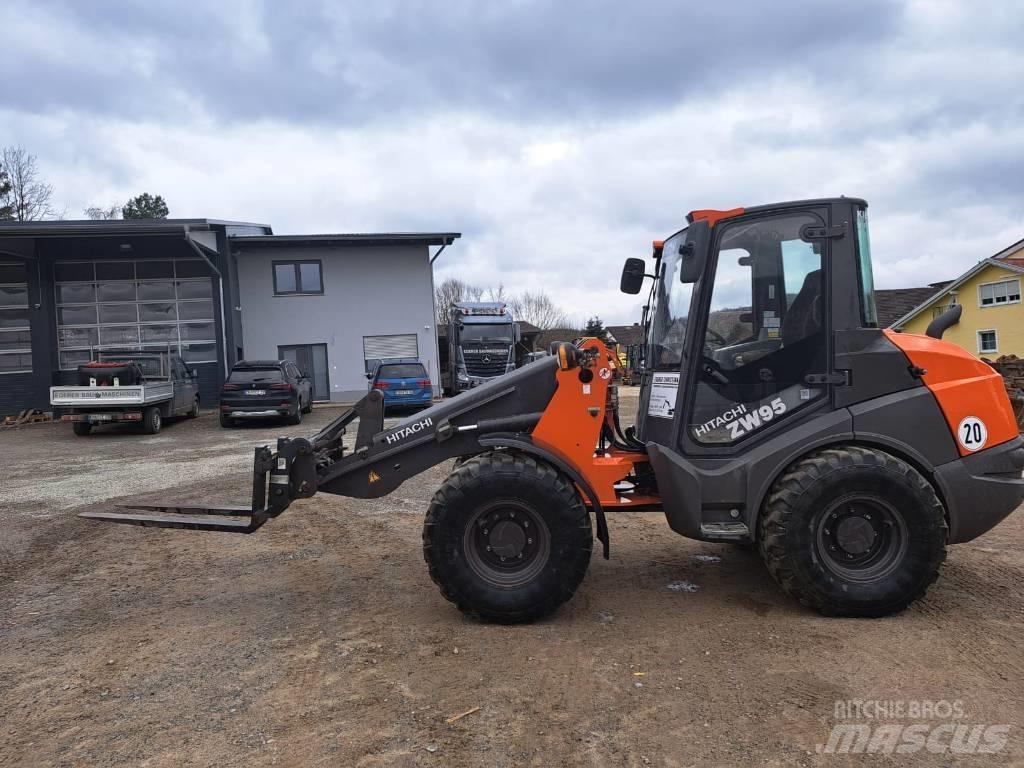 Hitachi ZW 95-6 Gumikerekes homlokrakodók
