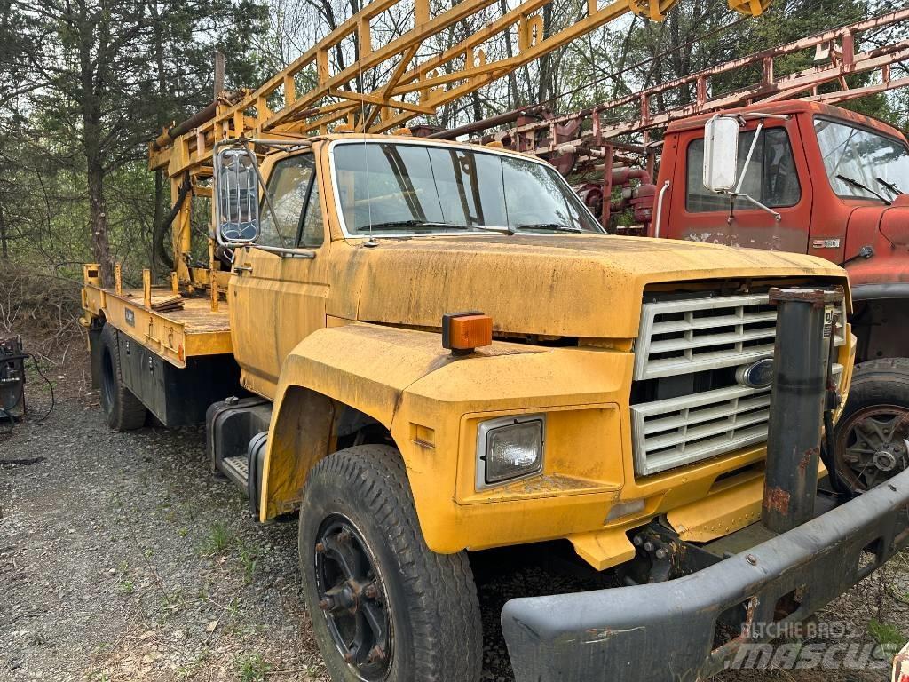 Ford F 700 Platós / Ponyvás teherautók