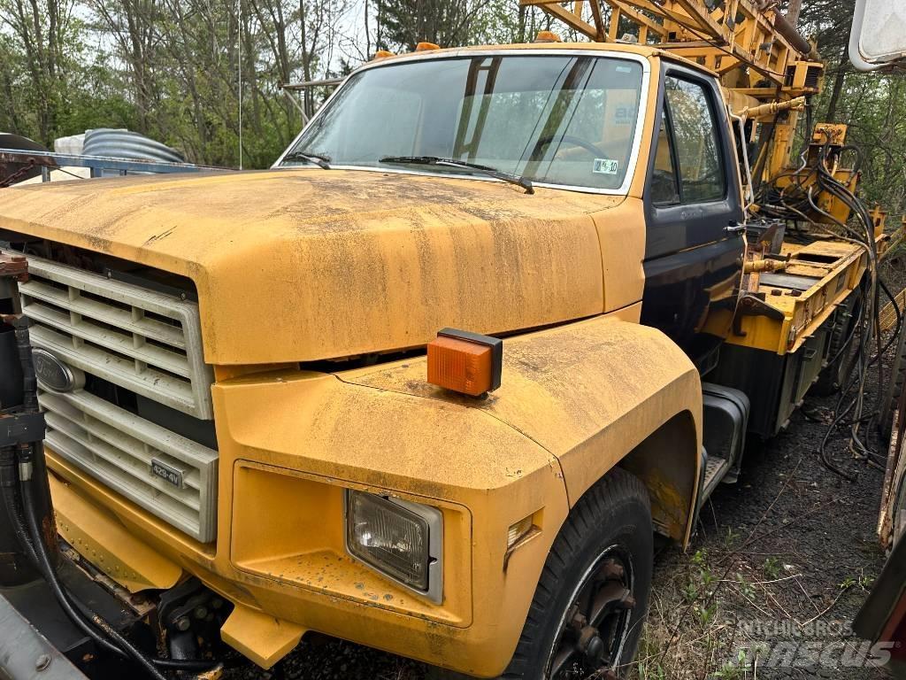 Ford F 700 Platós / Ponyvás teherautók