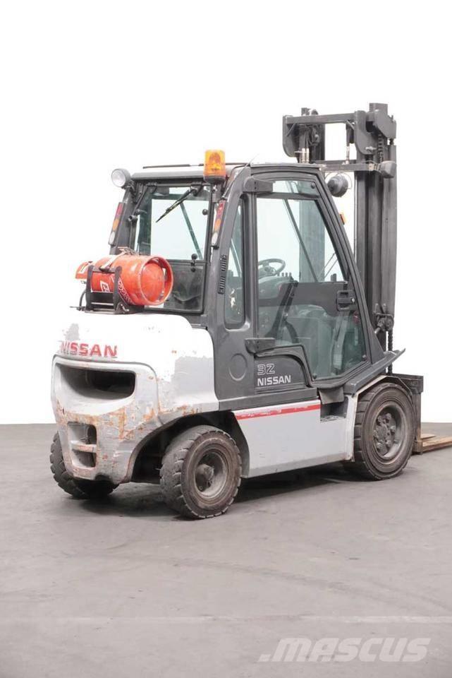 Nissan UGD02 A 32 PQ Gázüzemű targoncák