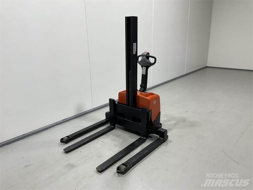 Toyota HWE100 Elektromos gyalogkíséretű targoncák