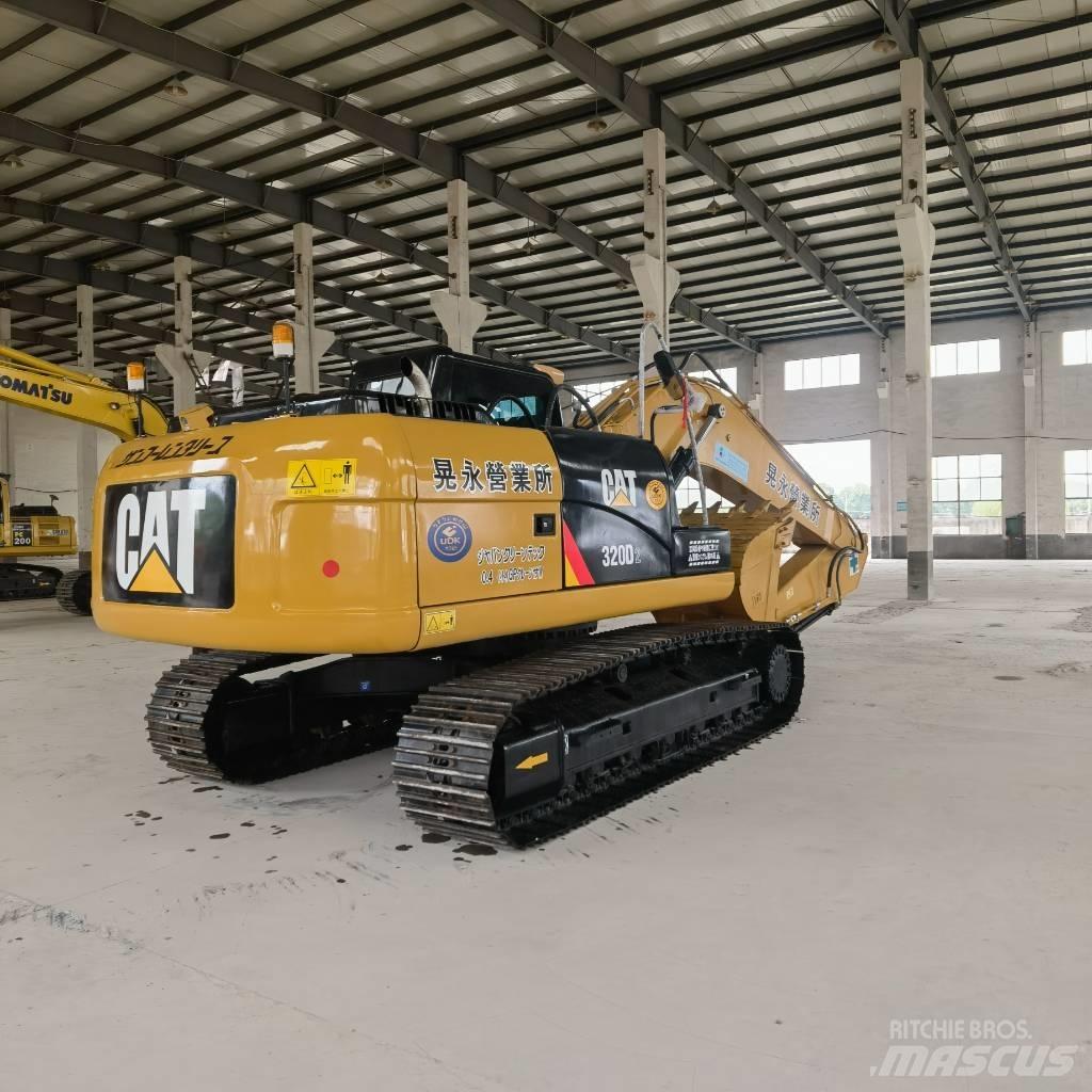 CAT 320 D2 Lánctalpas kotrók