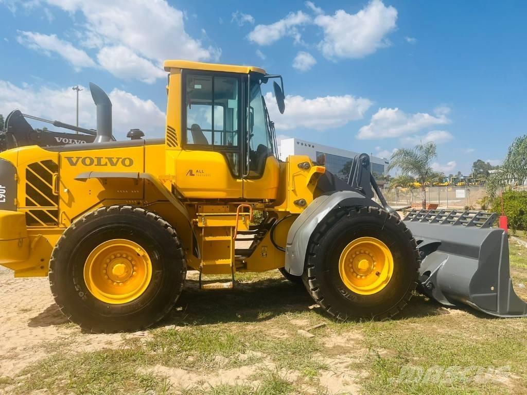 Volvo L 90 F Gumikerekes homlokrakodók
