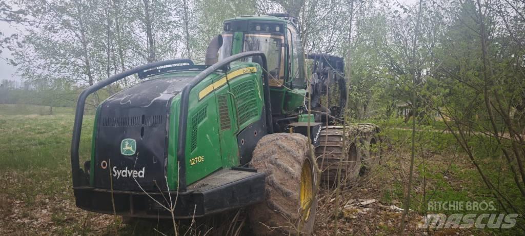 John Deere 1270 E Betakarítók