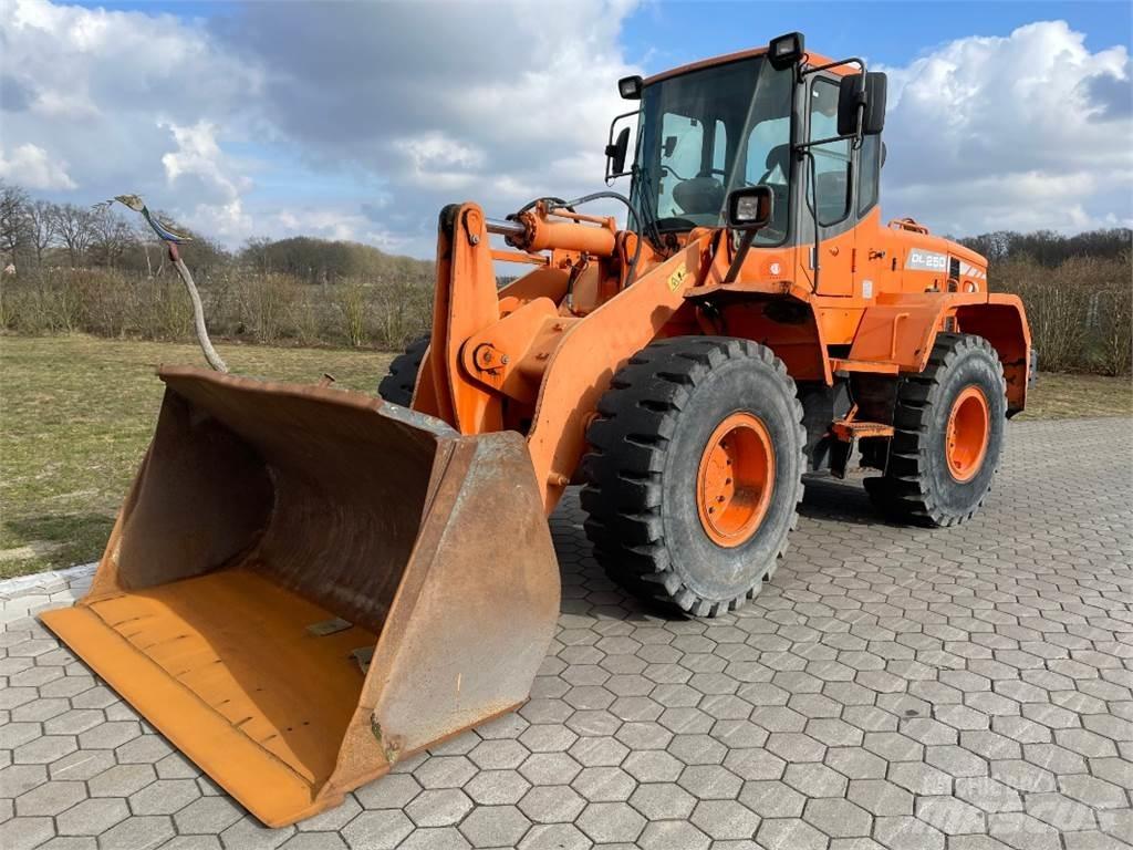 Doosan DL250 Gumikerekes homlokrakodók