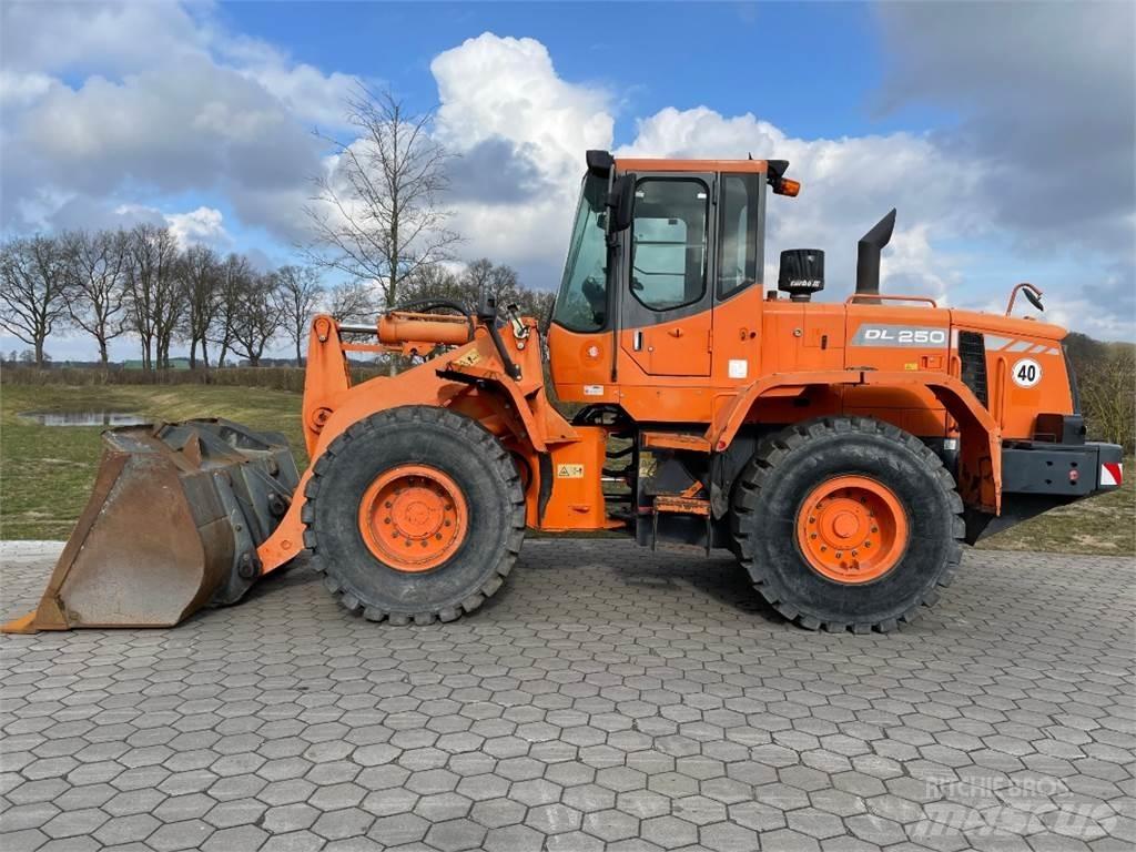 Doosan DL250 Gumikerekes homlokrakodók