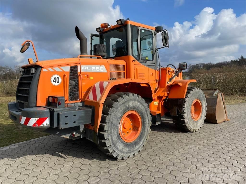 Doosan DL250 Gumikerekes homlokrakodók