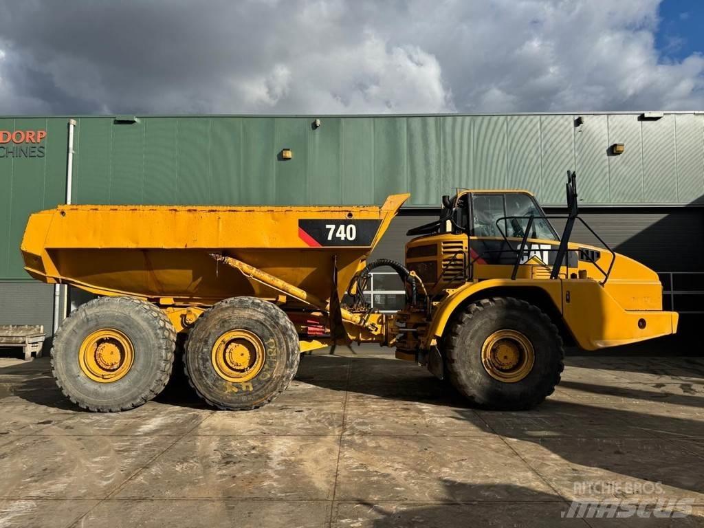 CAT 740 Mezei dömperek