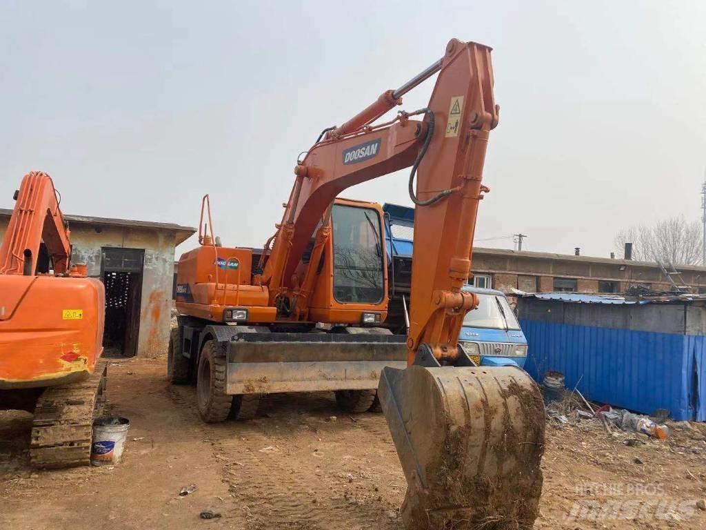 Doosan DH 150W Gumikerekes kotrók