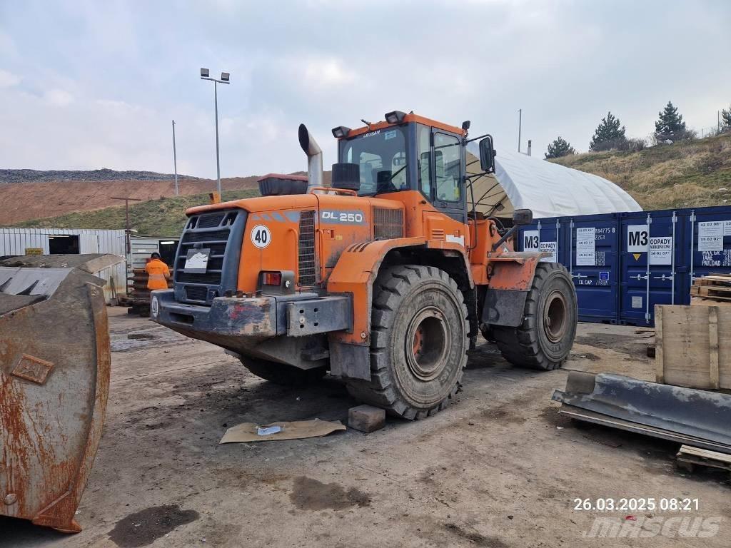 Doosan DL 250 Gumikerekes homlokrakodók