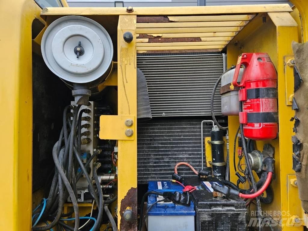 Komatsu PW 130ES-6K Gumikerekes kotrók