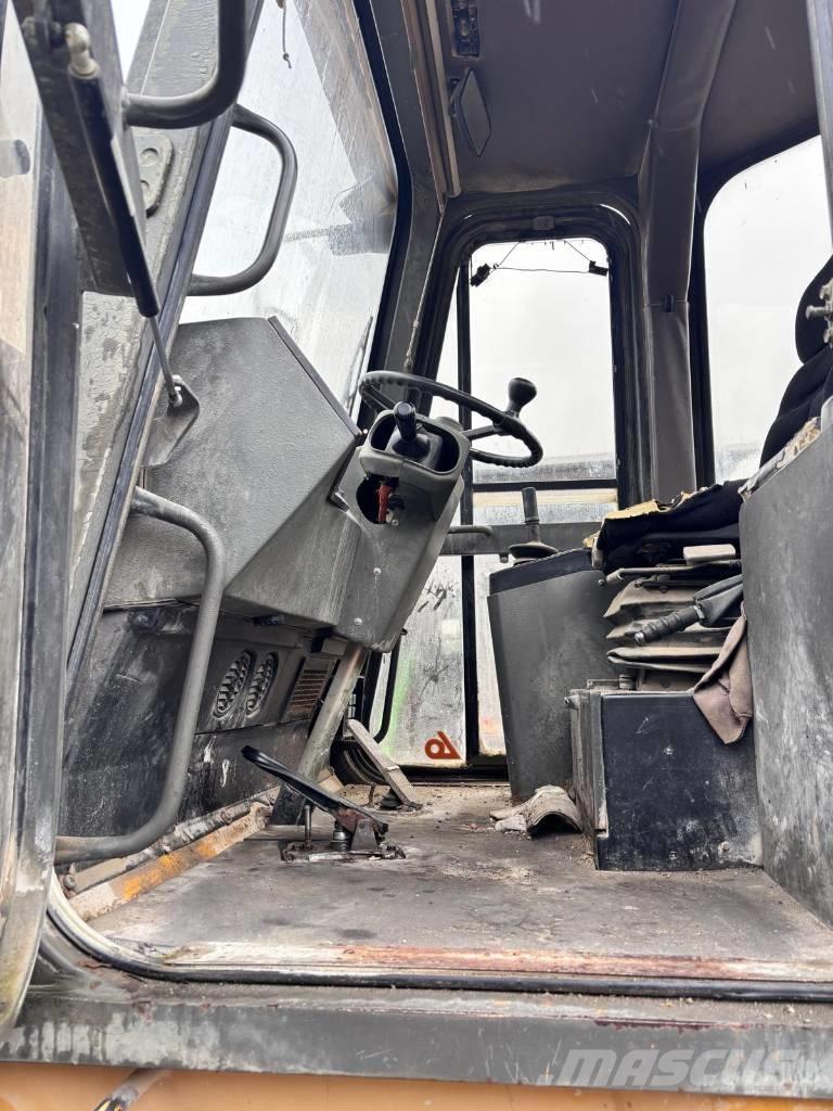 Hanomag 70 E Gumikerekes homlokrakodók