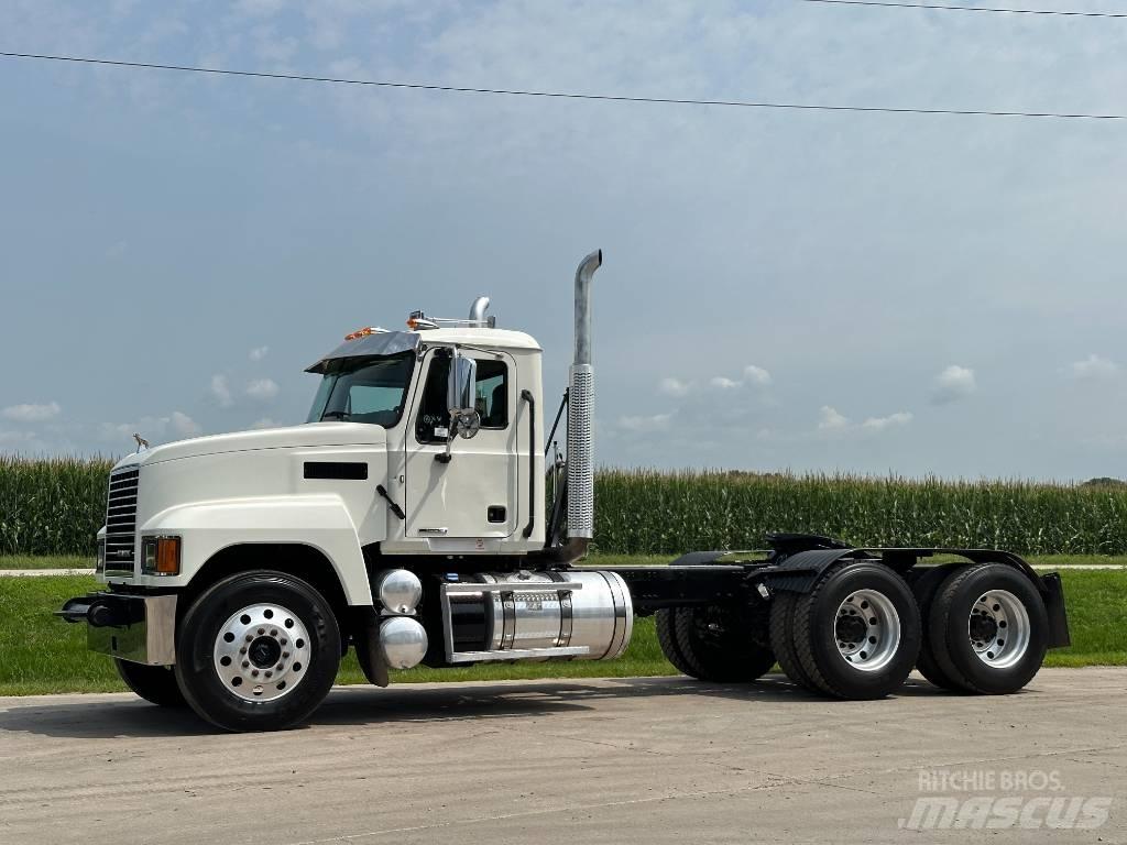 Mack Pinnacle 64ft Nyergesvontatók
