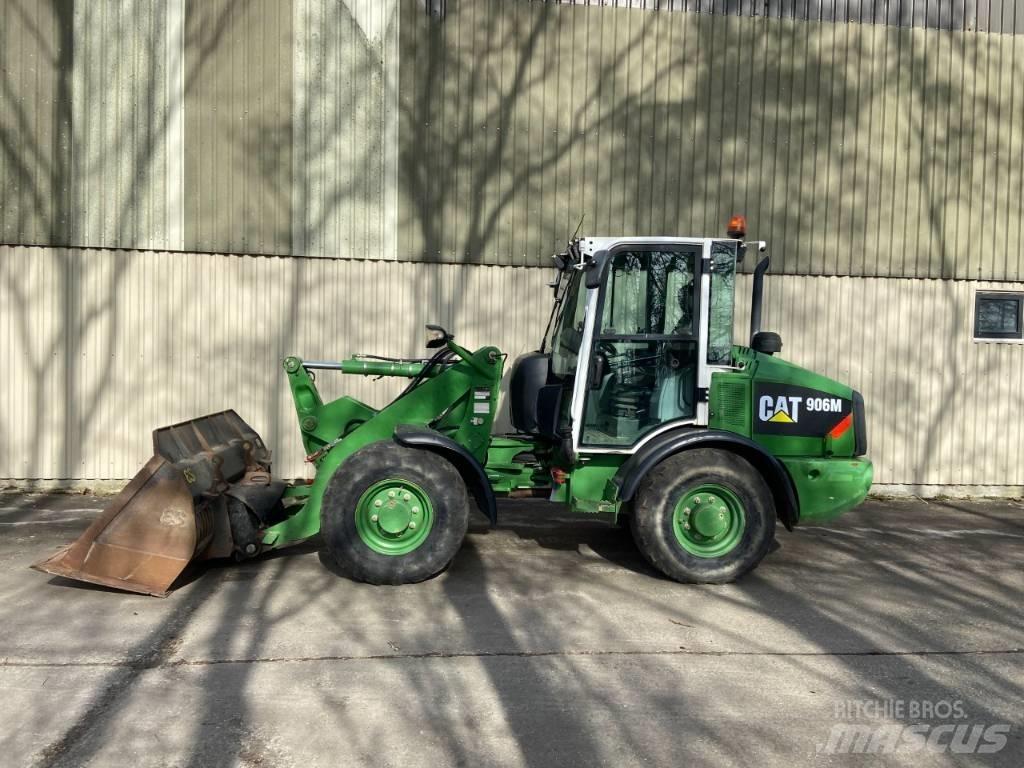 CAT 906M Gumikerekes homlokrakodók
