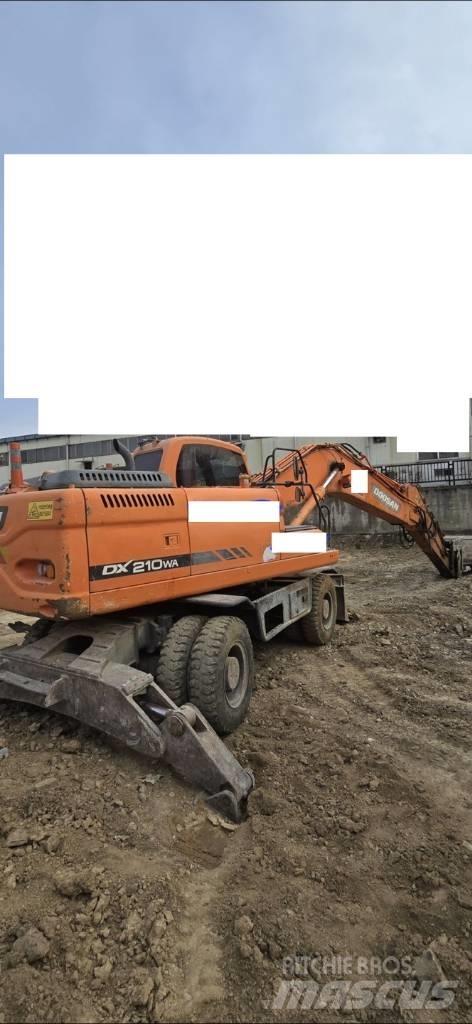 Doosan DX 210 W Gumikerekes kotrók