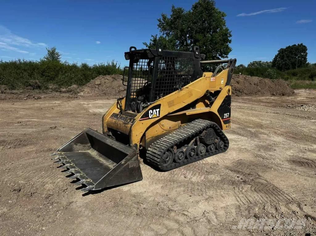 CAT 257 Lánctalpas homlokrakodók