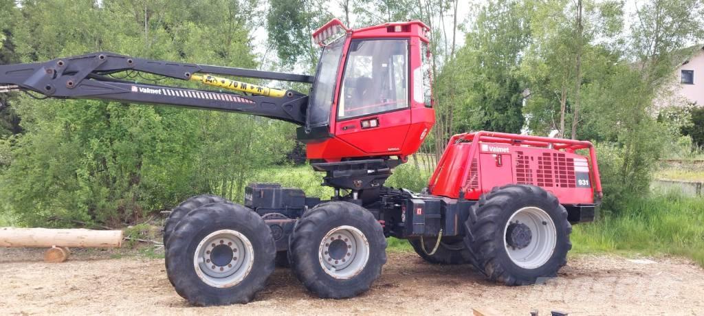 Komatsu 931 Betakarítók