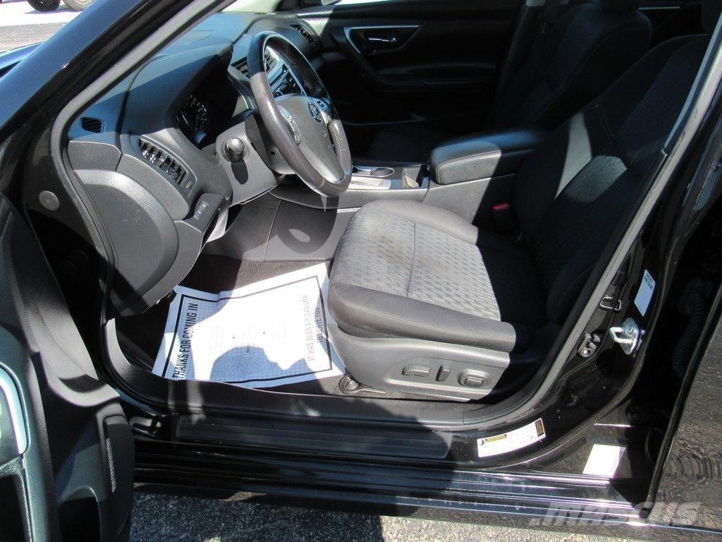 Nissan Altima Kistehergépjárművek