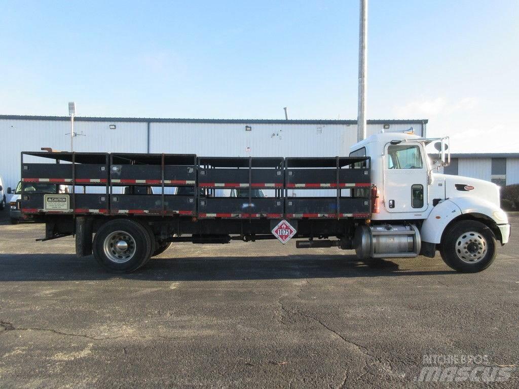 Peterbilt 335 Platós / Ponyvás teherautók